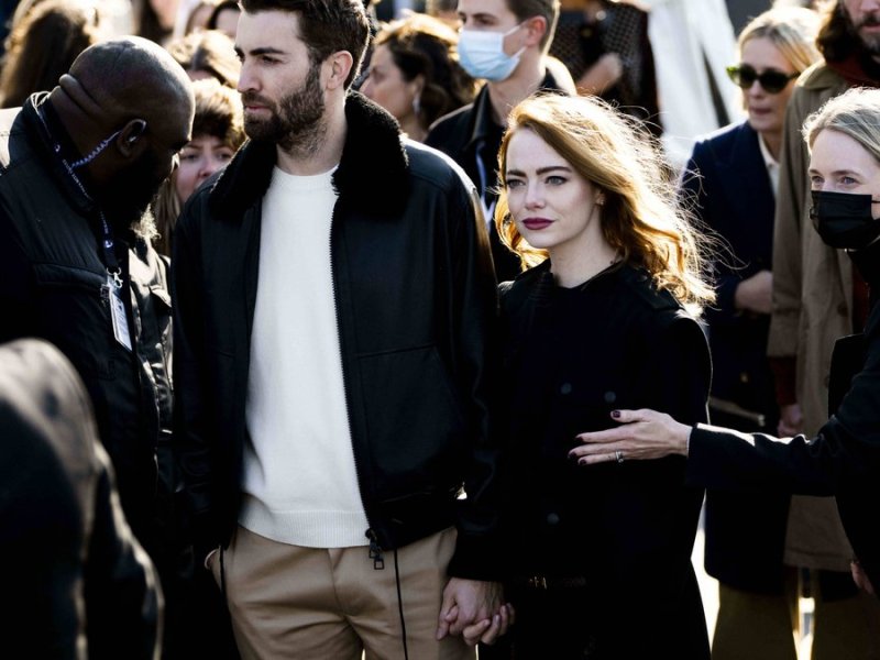 Hand in Hand bei der Pariser Fashion Week: Emma Stone und Ehemann Dave McCary.. © imago/PanoramiC