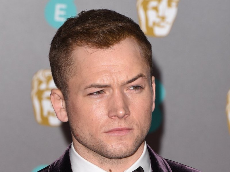 Taron Egerton gibt Entwarnung.. © Landmark Media./ImageCollect.com