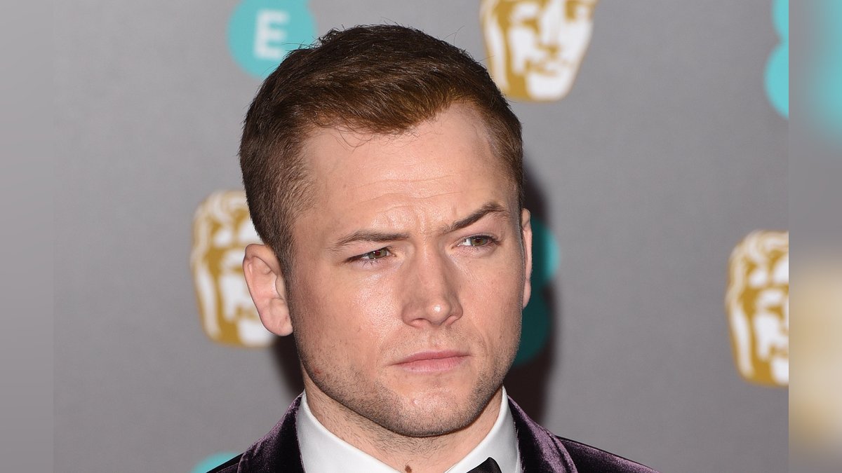 Taron Egerton gibt Entwarnung.. © Landmark Media./ImageCollect.com