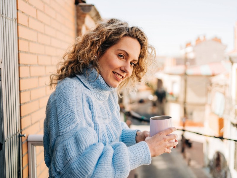 Frau mit Kaffee