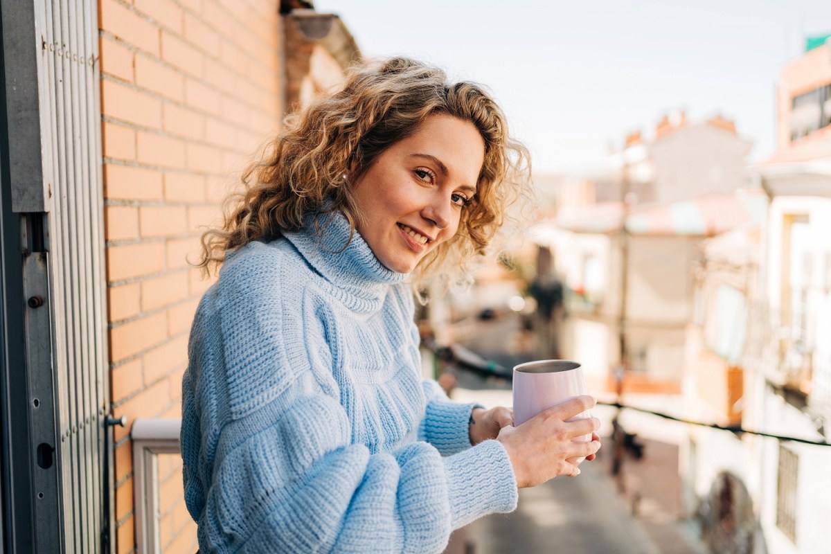 Frau mit Kaffee