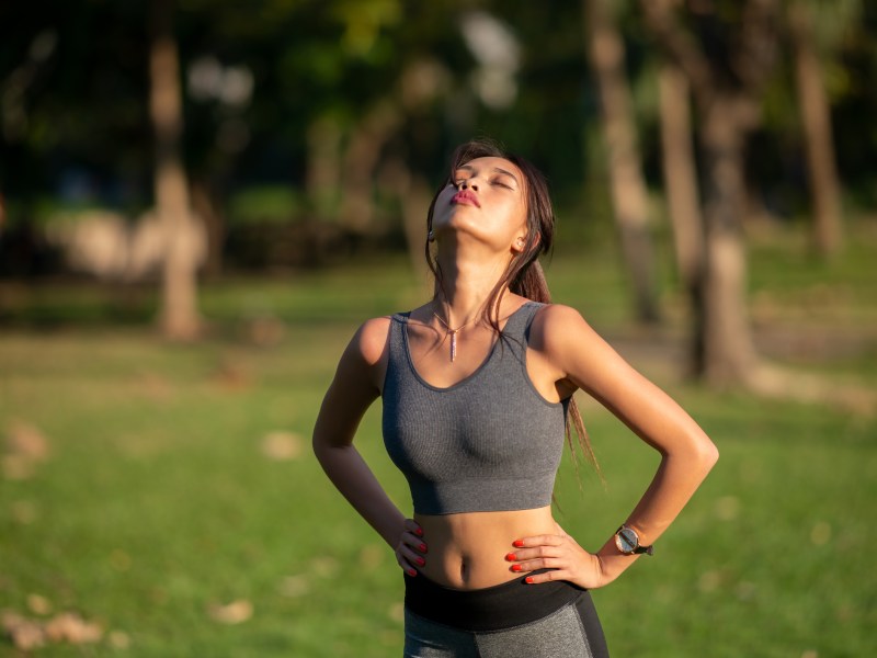 Frau Sport Joggen Sonne Park