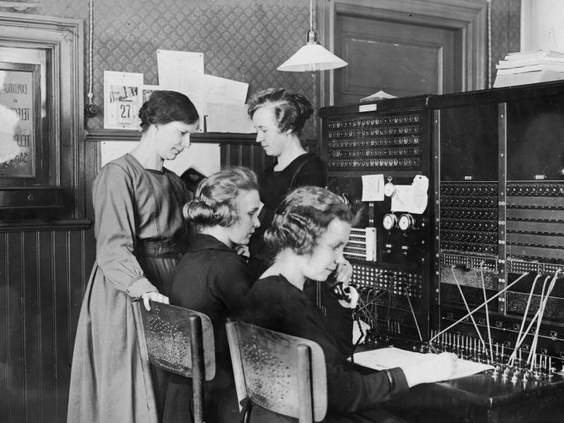 Telefonistinnen, Frauen arbeiten in einer Telefonzentrale, 1930er Jahre.