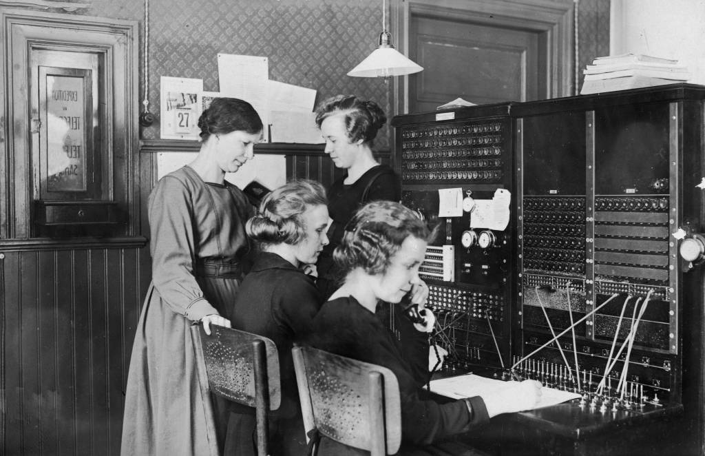 Telefonistinnen, Frauen arbeiten in einer Telefonzentrale, 1930er Jahre.