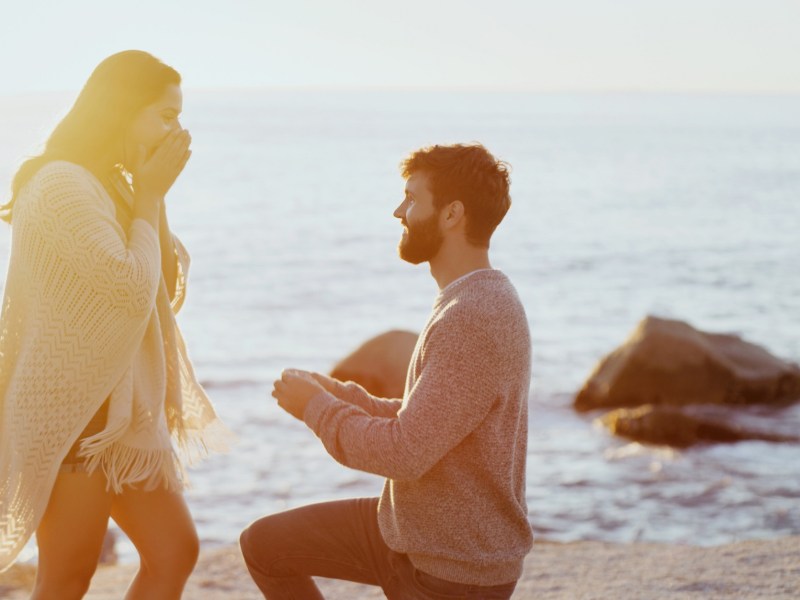 Heiratsantrag am Strand