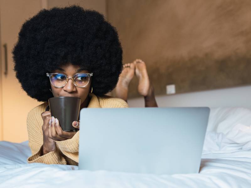 Frau allein vor dem Laptop