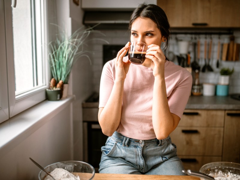 Frau Kaffee trinken