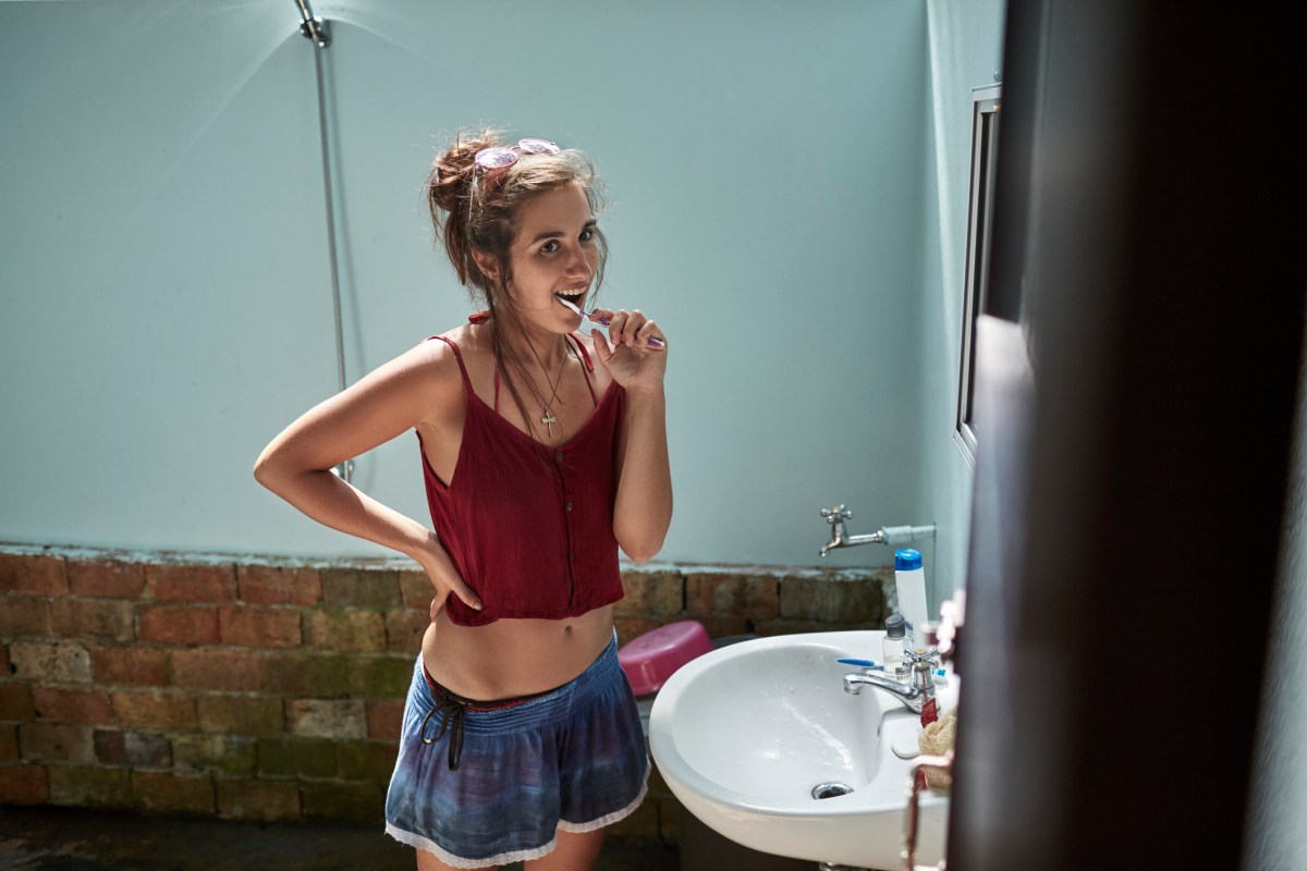 Junge Frau putzt Zähne