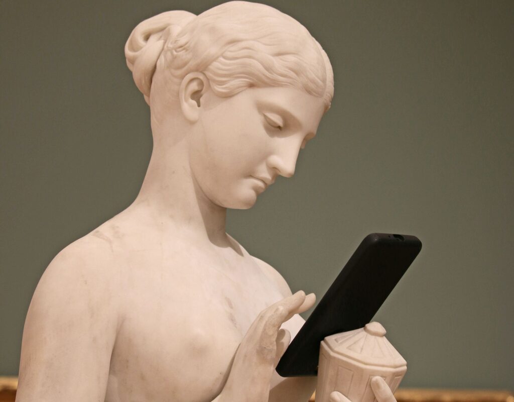 Statue mit Handy