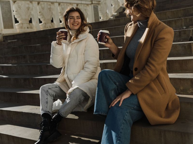 Zwei Frauen sitzen auf Treppe