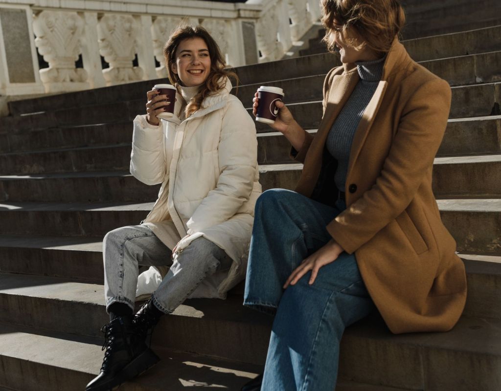 Zwei Frauen sitzen auf Treppe