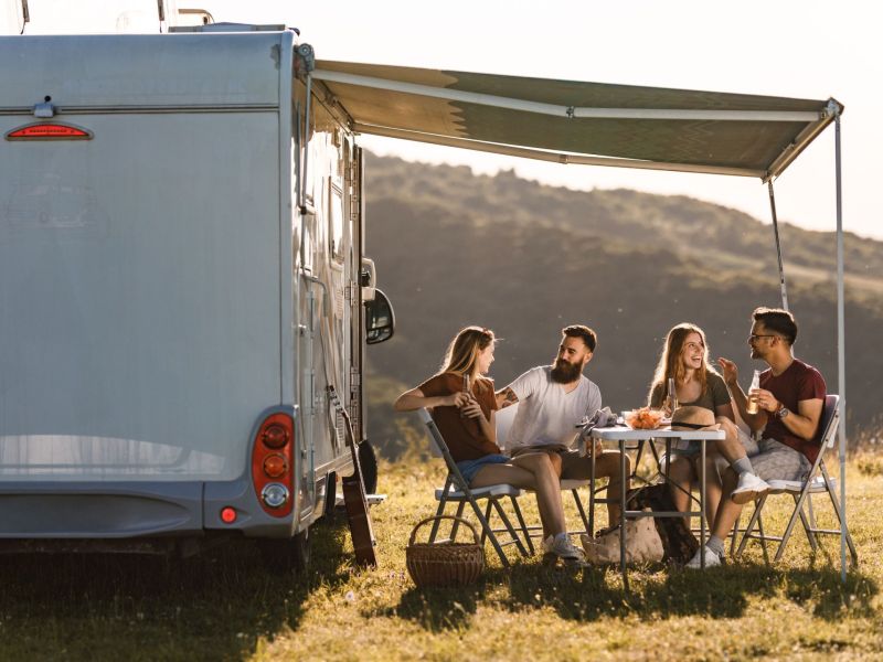 camping freunde draußen essen urlaub