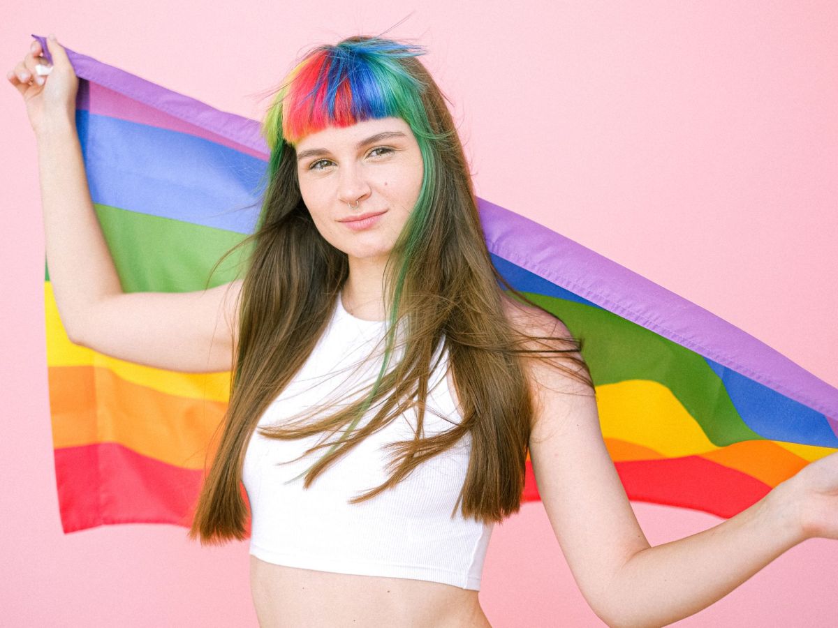 Frau mit Regenbogenflagge