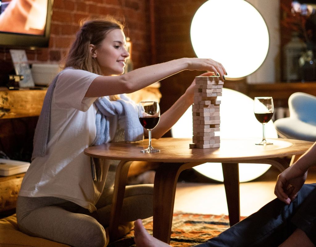 Frau spielt ein Spiel auf den Date