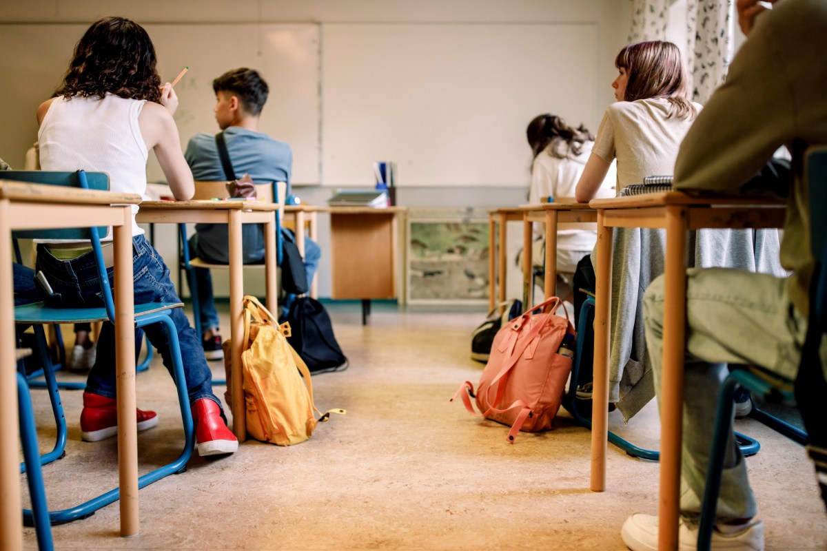 Kinder sitzen im Klassenzimmer