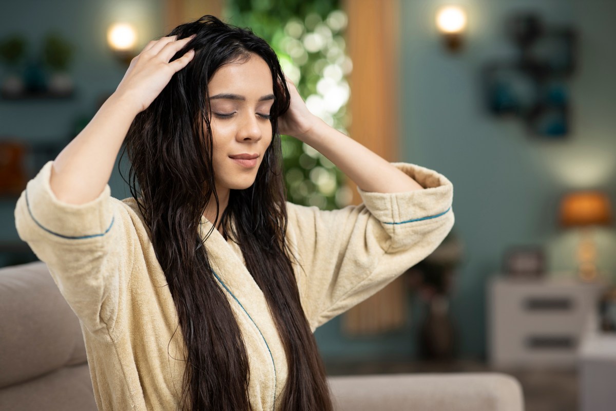 Frau massiert sich Haare