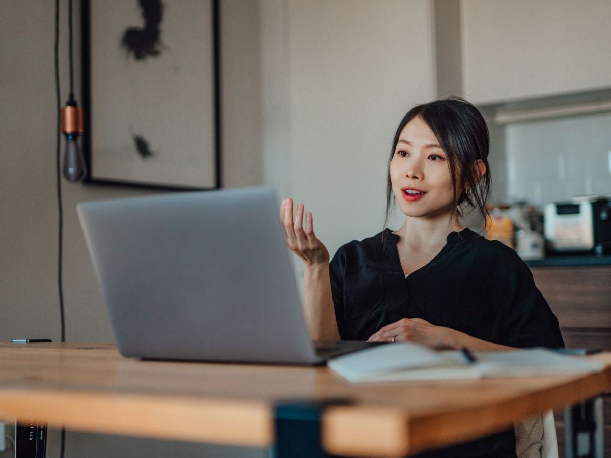 Warum sollten wir Sie einstellen Bewerbungsgespräch Fragen Frau Laptop