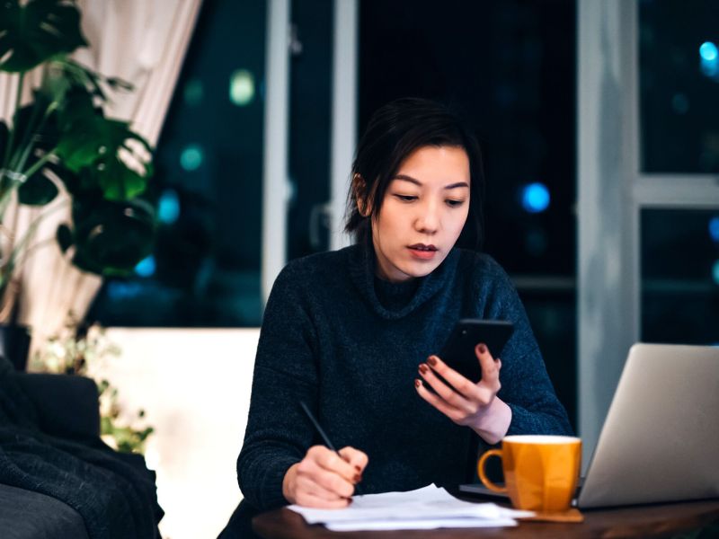 emotionale Bindung an Job Frau Workaholic Arbeit Laptop nachts