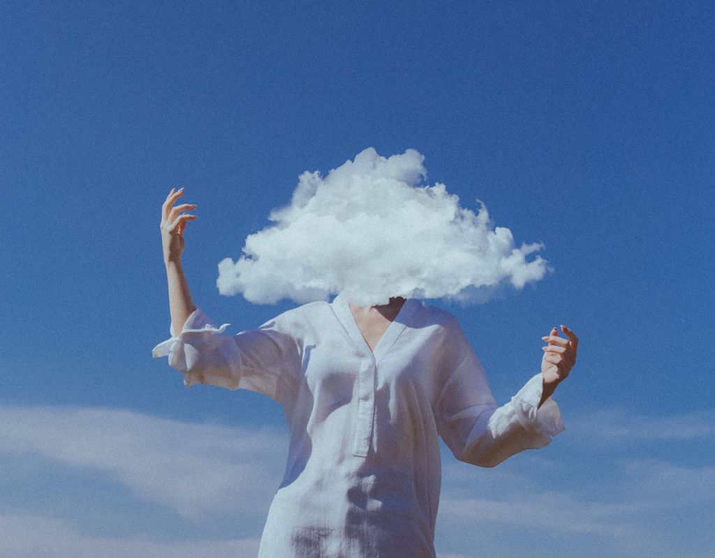 Frau mit Kopf in den Wolken