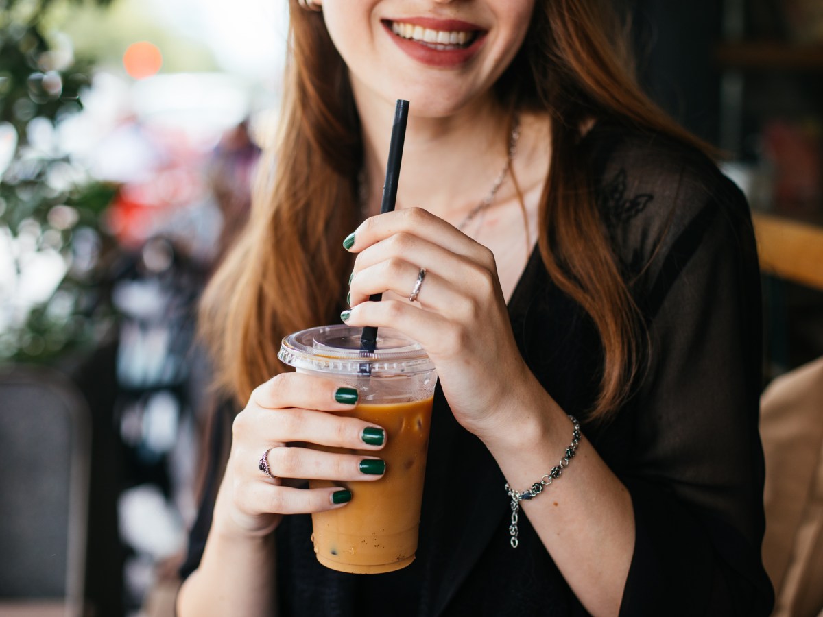 Frau trinkt Eiskaffee