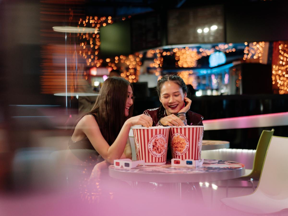 Zwei Frauen mit Popcorn