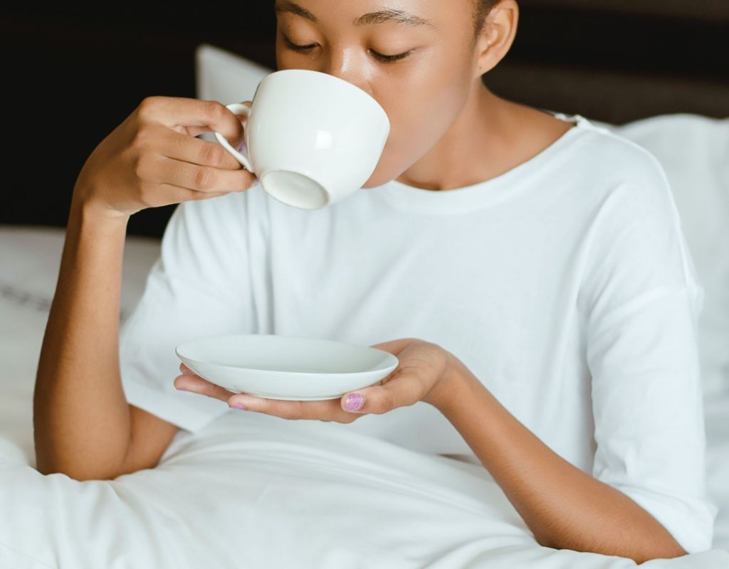 Frau mit Teetasse