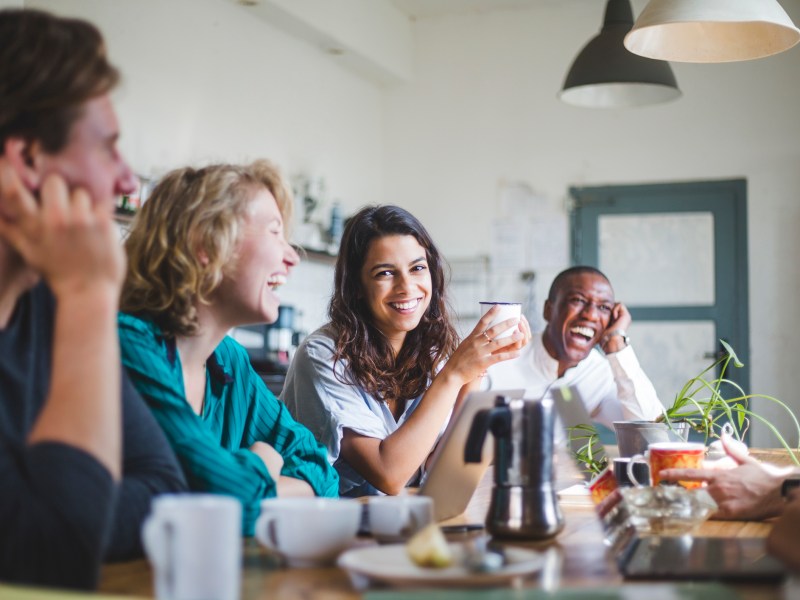 Gruppe von Kollegen sitzen am Tisch in der Arbeit