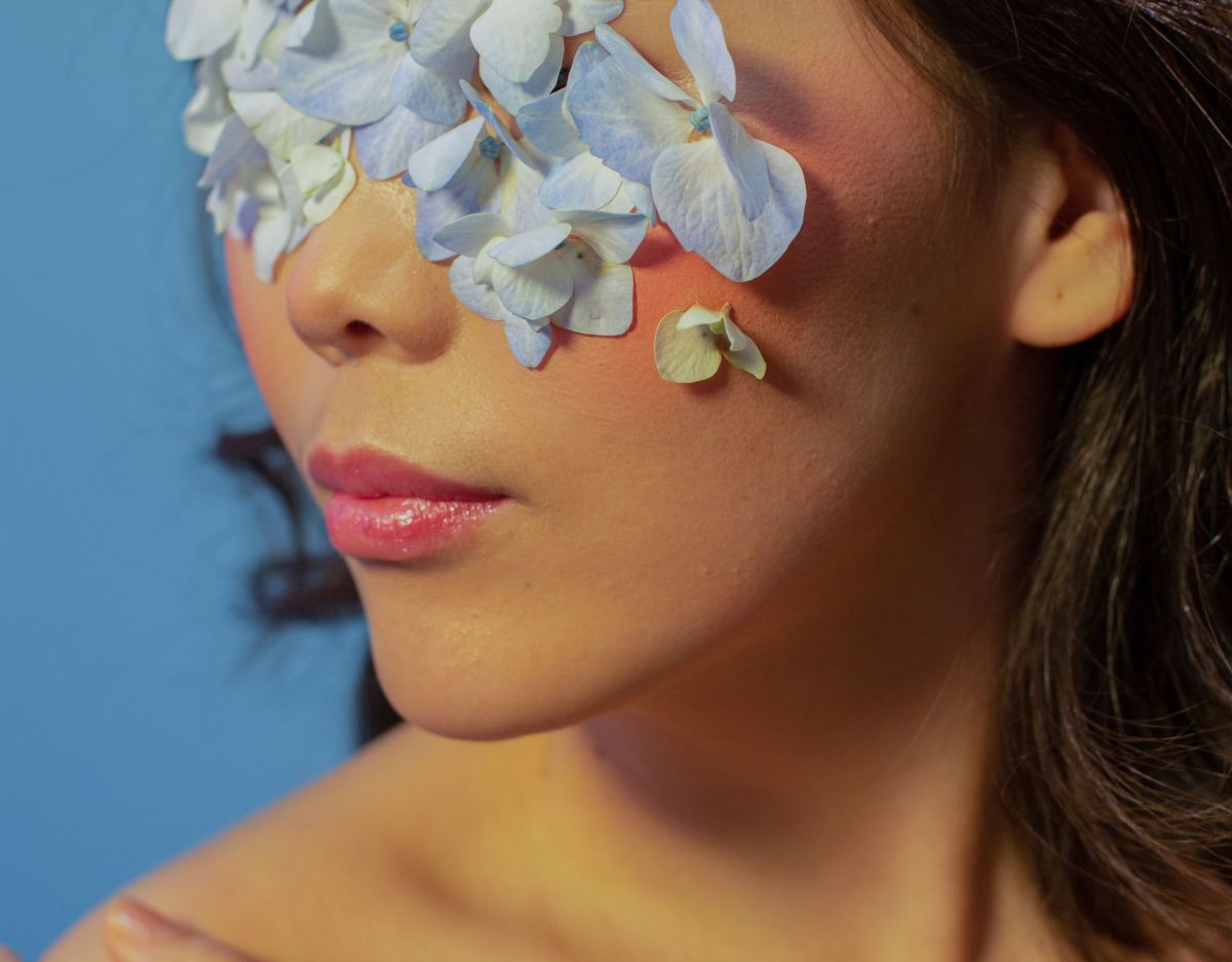 Frau mit Blumen vor den Augen