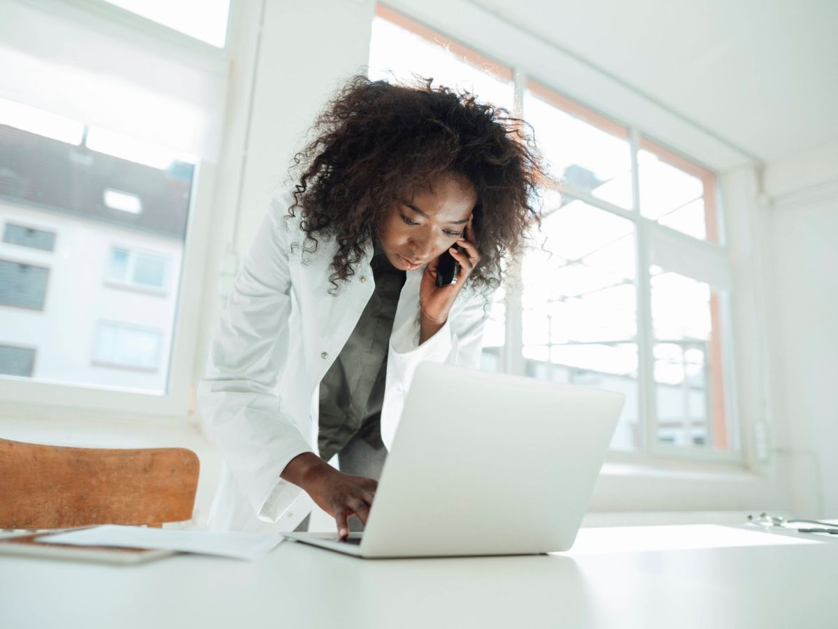 frau telefon büro arbeit