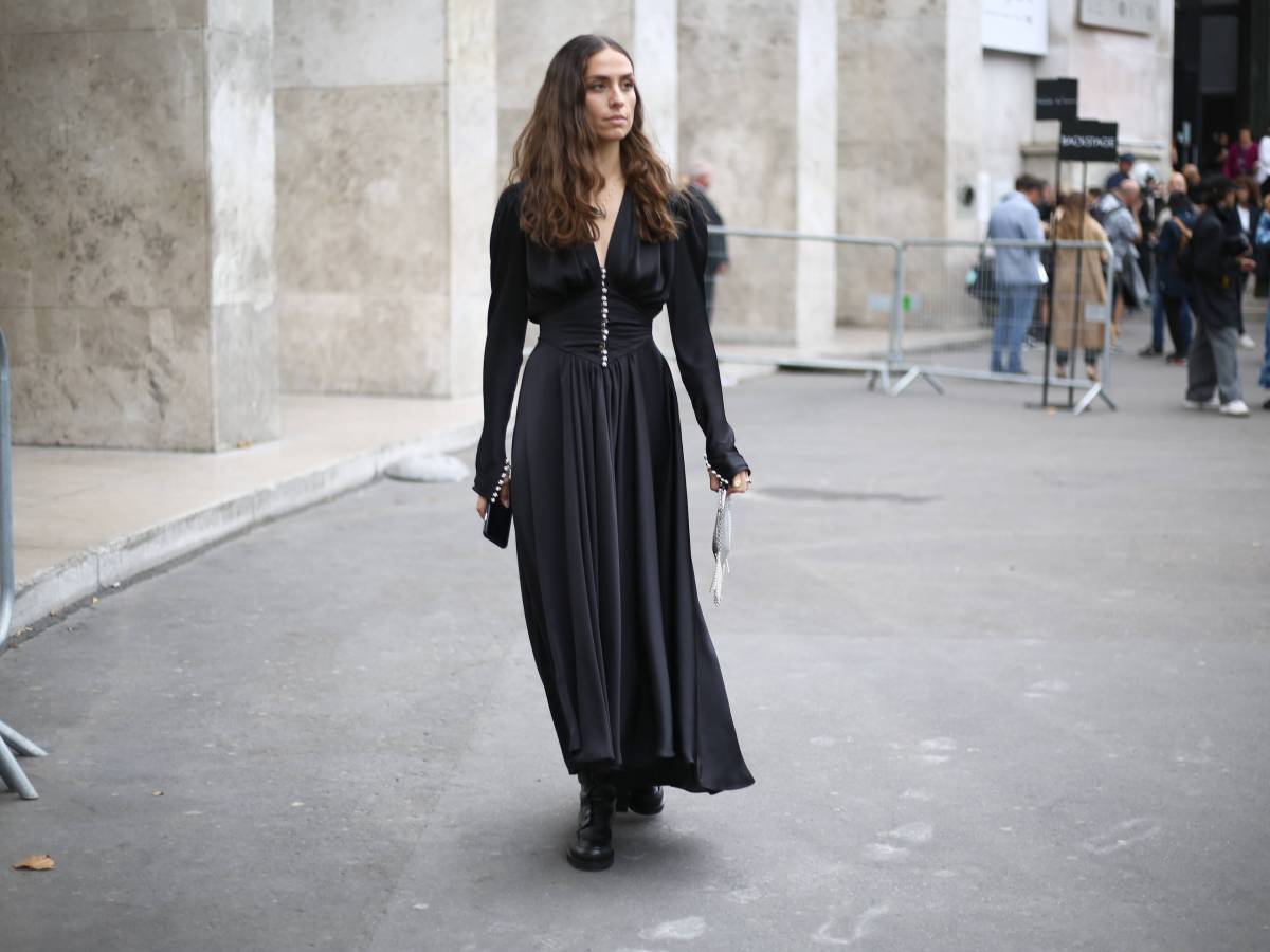 Frau in langem schwarzen Kleid