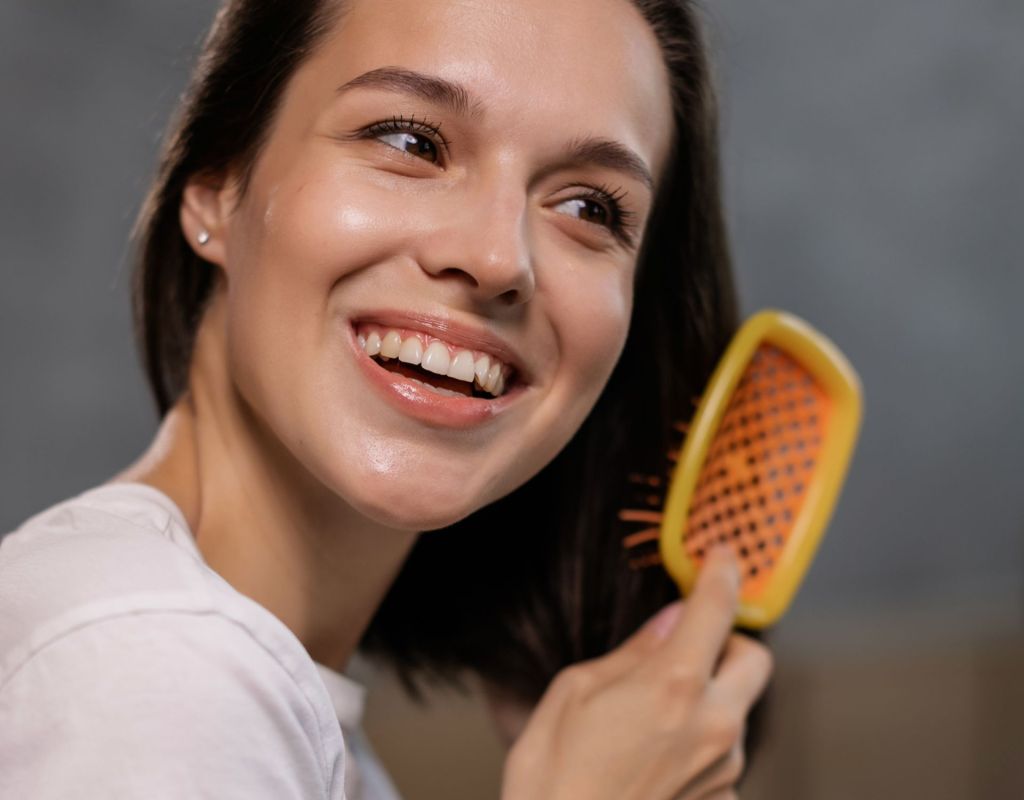 Frau kämmt Haare