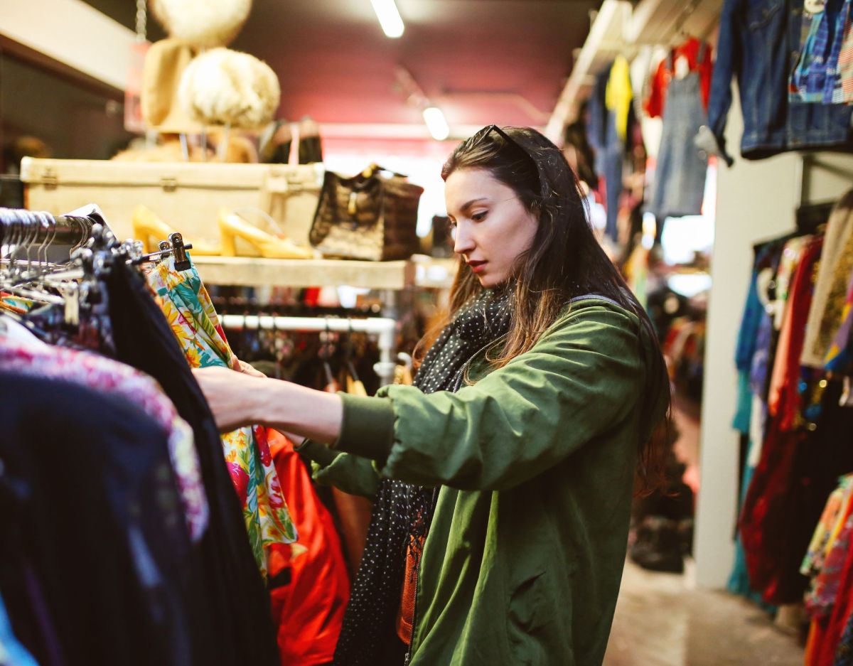 Frau im Second Hand-Shop