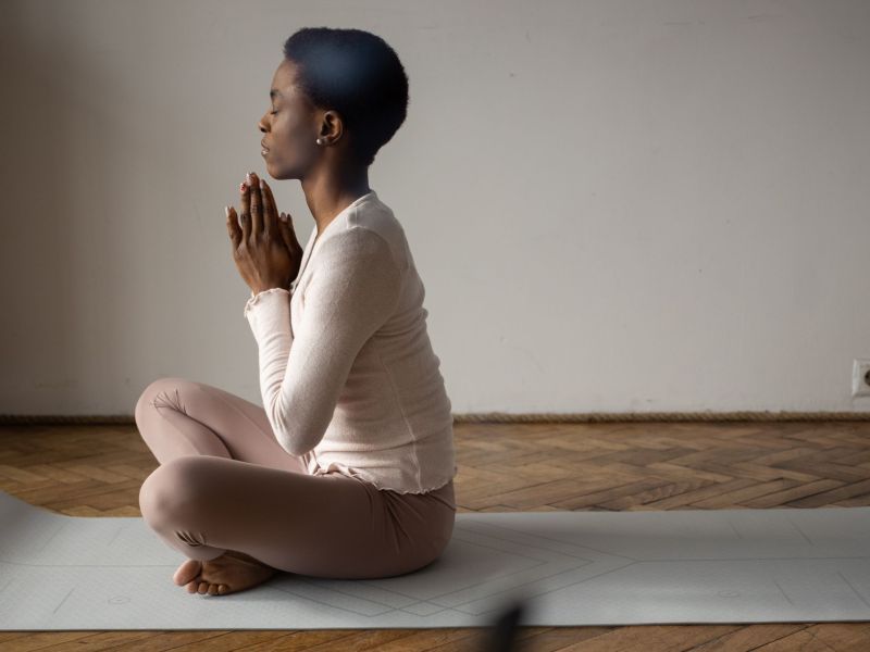 Frau macht Yoga