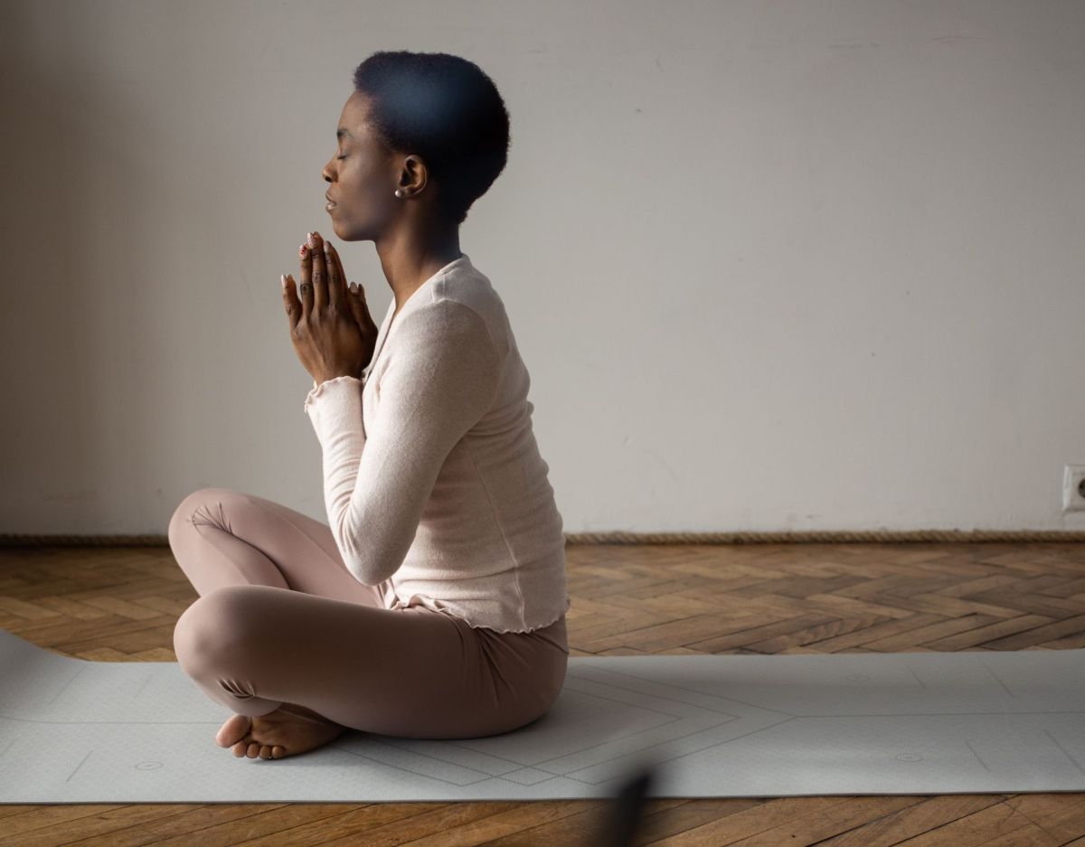 Frau macht Yoga