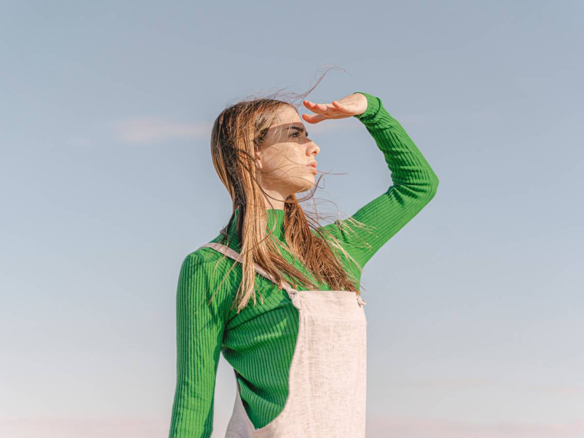 Frau schützt Augen vor Sonne