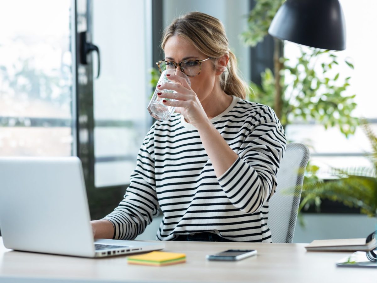 Frau Wasser trinken