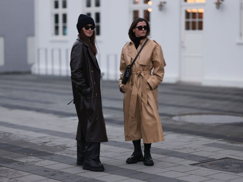 Frauen mit Trenchcoat