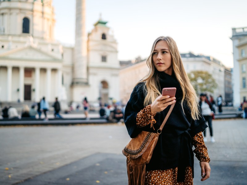 stadt handy frau blond spazieren urlaub