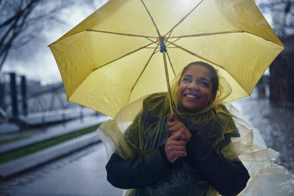 Frau mit Regenschirm