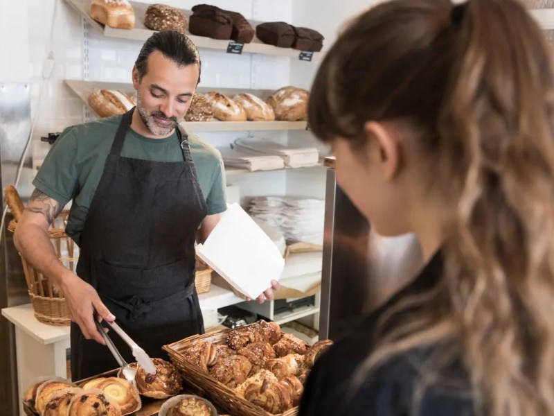 Bäcker backen bäckerei essen teilchen frau mann