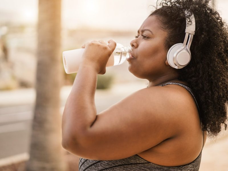 Frau Joggen Wasser trinken