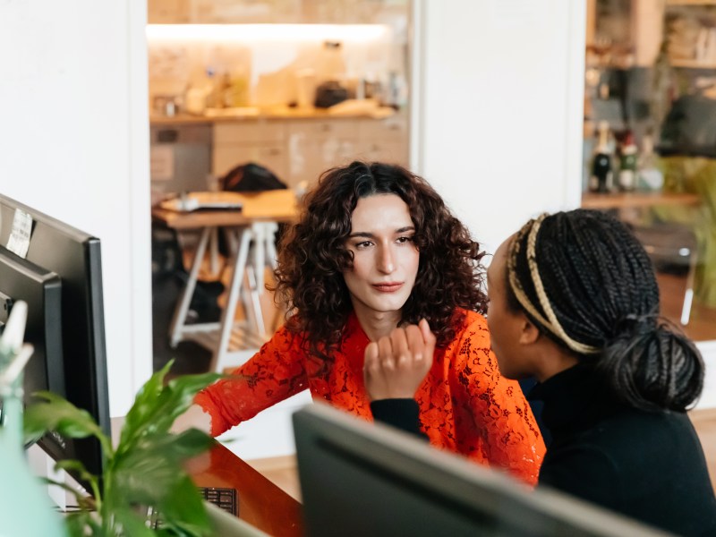 Zwei Frauen sprechen auf der Arbeit miteinander