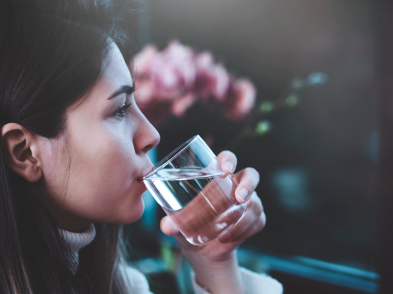 Frau Wasser Glas trinken