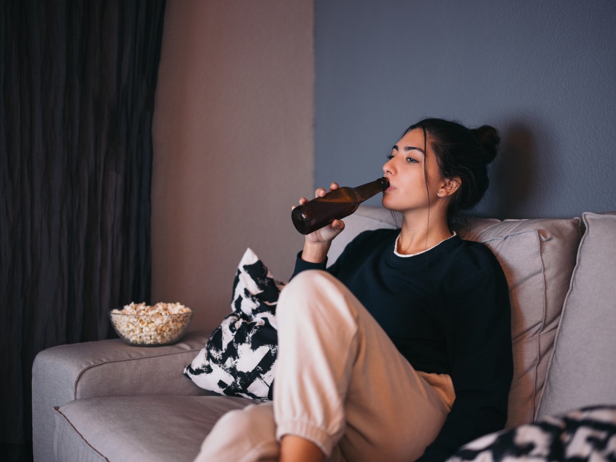 Frau Bier trinken Snack Popcorn