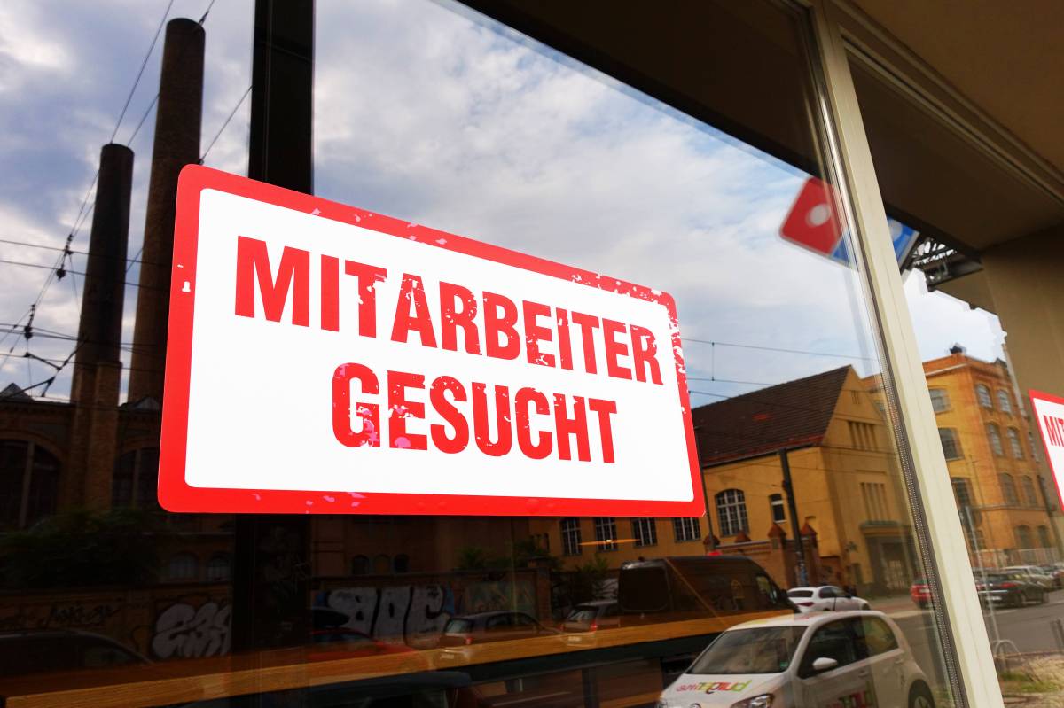 Schild mit "Mitarbeiter gesucht"