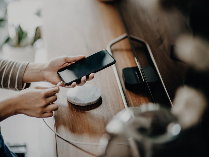 Frau lädt Handy auf