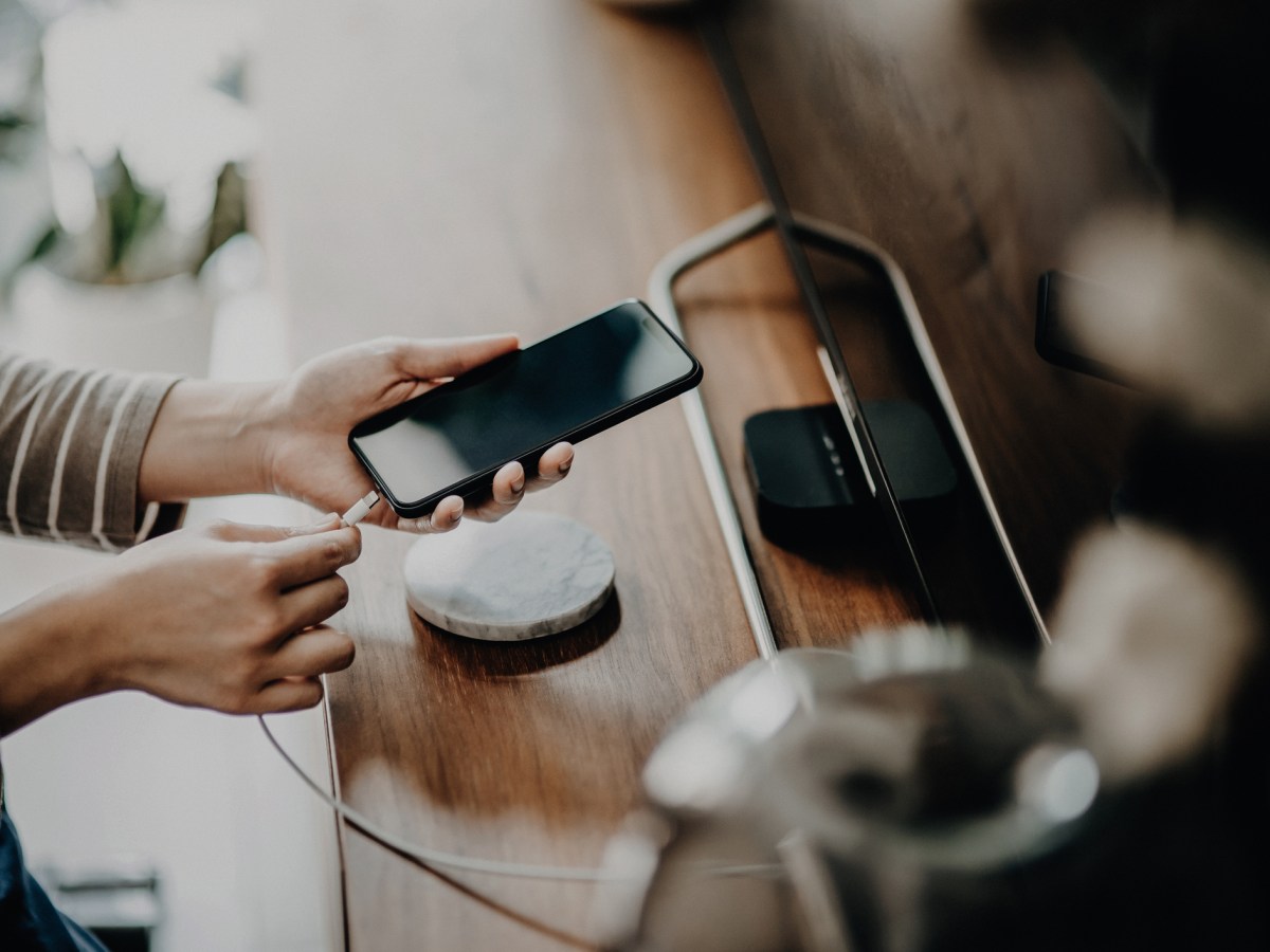 Frau lÃ¤dt Handy auf