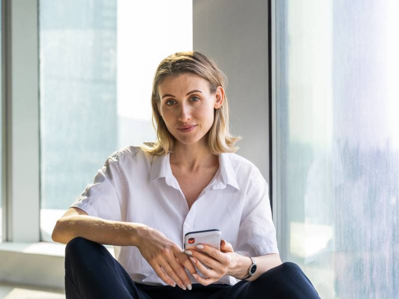 Frau allein im Büro