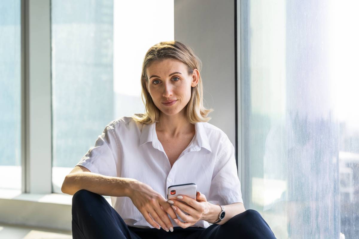 Frau allein im Büro