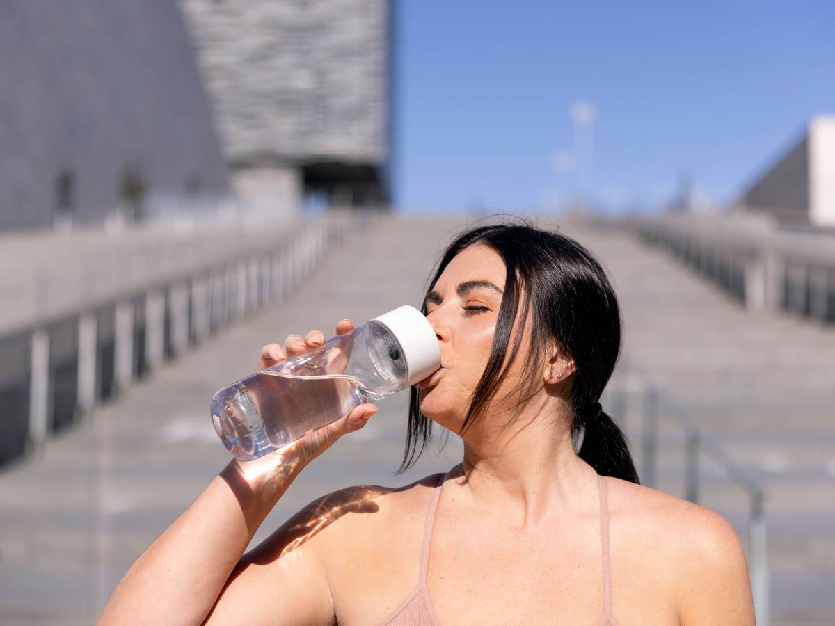 Frau mit Wasserflasche